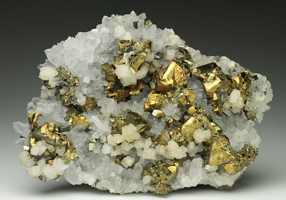 Благородные руды. Кальцит с пиритом. Золото дураков минерал халькопирит. Пирит и халькопирит. Халькопирит минерал Кристалл.